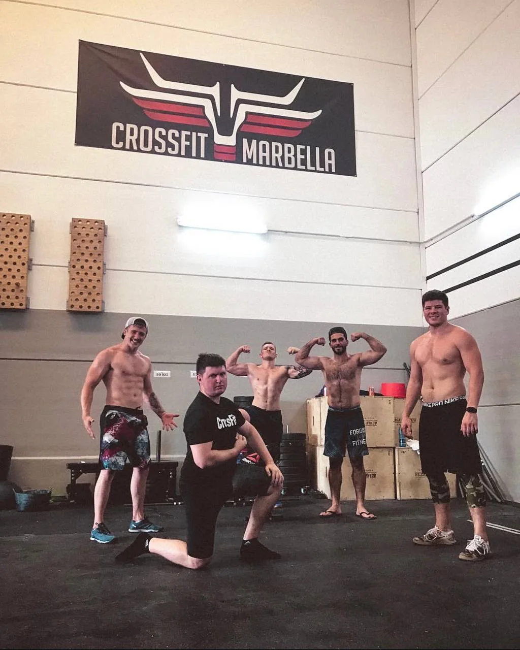 Участники кэмпа в зале CrossFit Marbella