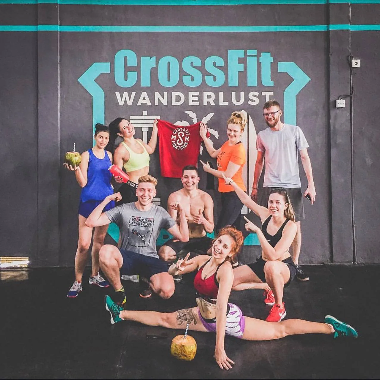 Участники кэмпа в зале CrossFit Wanderlust